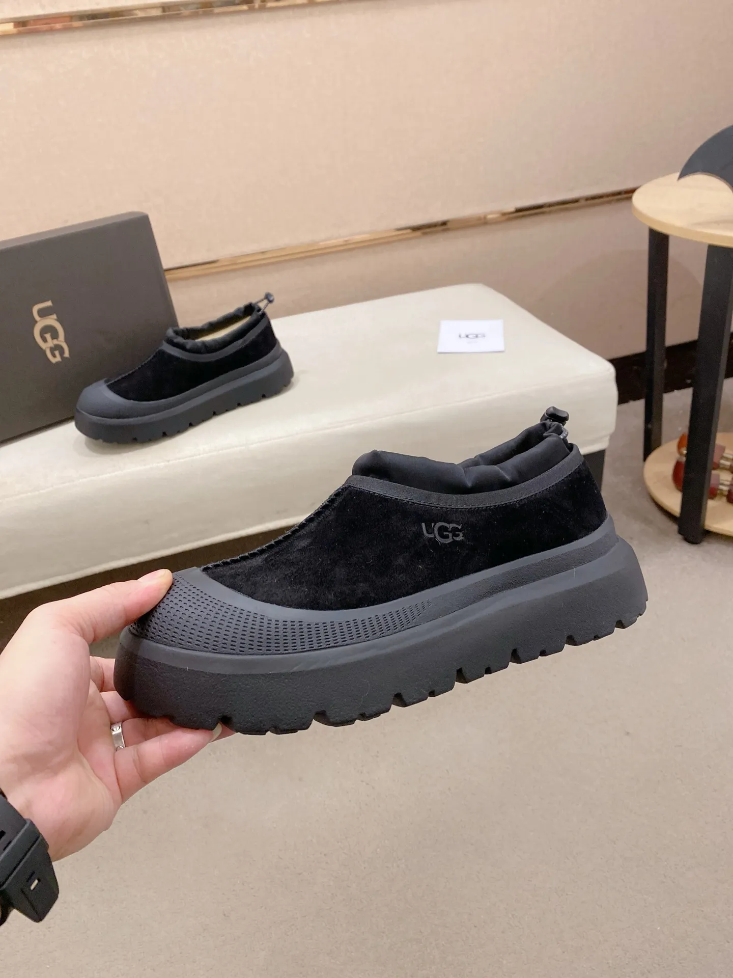 Factory price: 480💰Couple model💏 Same style as Wang Yibo, North American men's shoes Ugg ☃️In the special sale of new high-quality men's shoes snow boots in autumn and winter, the nemesis of extreme cold weather! Made of cowhide leather, merino wool lining, and original outsole, whether driving, outdoor or daily wear, there is always one that suits you! Male and female size: 35-46.
